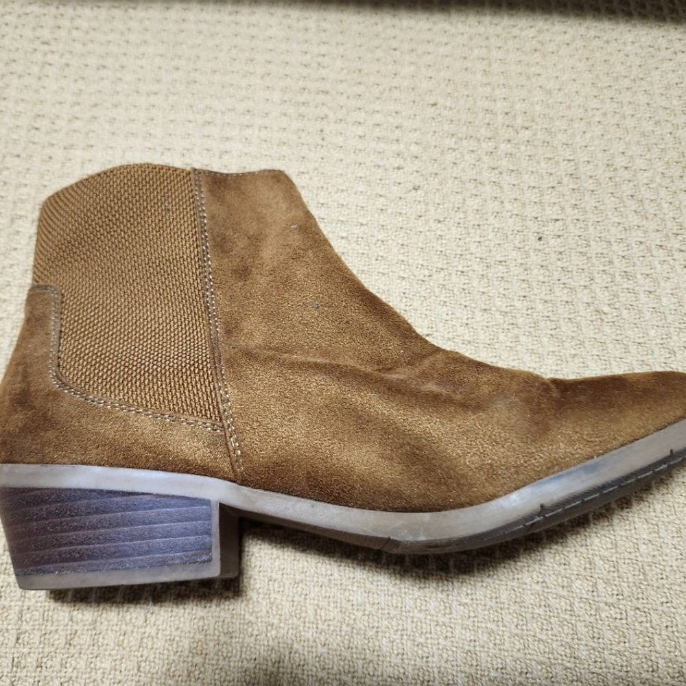 Women's sx 9 steeve madden ankle boots.never worn